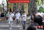 图为南京大批高考考生走进当地一处考点看考场。（资料图）　泱波 摄 - 江苏新闻网