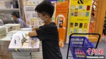 孩子沉迷于阅读的快乐中。　钟升　摄 - 江苏新闻网