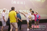 面对热情的观众，刘静导演现场提议让演员何椰子给观众教学“防身术”，现场好不热闹。 《龙女孩》片方供图 - 江苏新闻网