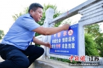 民警在桥梁上张贴警示标识。盐都警方供图 - 江苏新闻网
