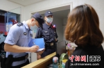 民警在场所清查。滨海警方供图 - 江苏新闻网