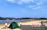 楼山湾湖光田园度假区用人工沙滩吸引众多游客。 朱志庚 摄 - 江苏新闻网
