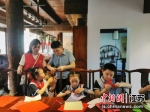 中国剪纸协会会员郑荣军老师指导孩子们剪纸。大纵湖旅游度假区供图 - 江苏新闻网