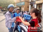 给户外劳动者送上一份“清凉”。大丰区红色驿站党员志愿者协会供图 - 江苏新闻网