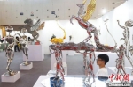 图为现场展出的精美工艺品。　泱波 摄 - 江苏新闻网