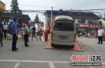 “僵尸车”处理。图片源自“无锡城管在线” - 江苏新闻网