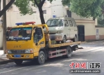 被拖走的“僵尸车”。图片源自“无锡城管在线” - 江苏新闻网