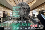 　“超级人造月”正在南京德基广场二期中庭搭建。中新社记者 泱波 摄 - 江苏新闻网