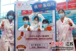 中国药科大学新生穿上象征医生身份的白大褂一起合影。中新社记者 泱波 摄 - 江苏新闻网