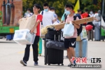 新生带着行李走进校园。 中新社记者 泱波 摄 - 江苏新闻网