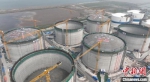 中国海油盐城“绿能港”3座27万立方米LNG储罐同步升顶。　中国海油盐城“绿能港”项目部供图 - 江苏新闻网