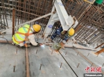 施工人员在现场施工。　中国海油盐城“绿能港”项目部供图 - 江苏新闻网