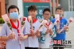 孩子们开心地拿着花。刘思 摄 - 江苏新闻网