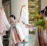 身着古装的舞蹈演员在南京大报恩寺遗址内翩翩起舞，演绎古人“花前月下”的浪漫中秋。　泱波 摄 - 江苏新闻网