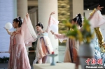 身着古装的舞蹈演员在南京大报恩寺遗址内翩翩起舞，演绎古人“花前月下”的浪漫中秋。　泱波 摄 - 江苏新闻网