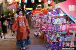 着古装的姑娘在灯市上拍摄照片。　泱波 摄 - 江苏新闻网