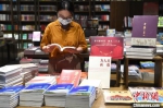 市民在南京凤凰国际书城翻阅图书。　余萍　摄 - 江苏新闻网