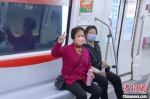 市民乘坐地铁。　许丛军 摄 - 江苏新闻网