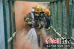 泰州消防救援人员开展冬季大练兵 - 江苏新闻网