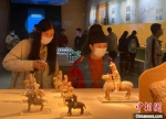 当地民众身着古装参观展览。　申冉 摄 - 江苏新闻网