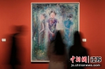 观众在展厅内欣赏展出的画作。中新社记者泱波摄 - 江苏新闻网