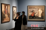 观众在展厅内欣赏展出的画作。中新社记者泱波摄 - 江苏新闻网