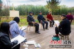 浦口区的艺术家与南京艺术学院的师生们为村民画像。南京市浦口区文联供图 - 江苏新闻网