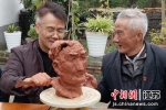 雕塑家徐飞为村民雕像。南京市浦口区文联供图 - 江苏新闻网