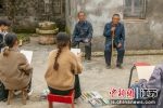 师生们为村民画像。南京市浦口区文联供图 - 江苏新闻网