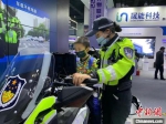 小朋友体验搭载智能装备的警用摩托车。　孙权 摄 - 江苏新闻网