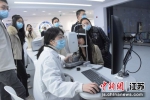 微清医疗展示自主研发的创新产品 顾雅芳摄 - 江苏新闻网