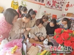 胡永在做编织教学演示。高圆圆摄 - 江苏新闻网