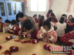 胡永编织技术课被引入小学校本课程。高圆圆摄 - 江苏新闻网