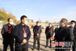 艾丹带领部分县级人大代表对徐州南海皮厂有限公司老厂区污染地块修复情况现场督办 顾士刚 摄 - 江苏新闻网