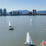 俯瞰湖面，帆船点缀其中；2、 - 江苏新闻网