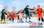 游客在滑雪。陈澜鑫 摄 - 江苏新闻网