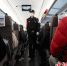 南京铁警在列车上巡查。张鑫 摄 - 江苏新闻网