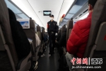 南京铁警在列车上巡查。张鑫 摄 - 江苏新闻网