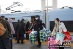 南京铁警帮助旅客出行。张鑫 摄 - 江苏新闻网