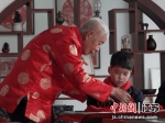 王柏林指导小学生创作。于从文 摄 - 江苏新闻网