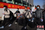 近200名求职者与企业签订了就业协议，与450余名外地返岗人员一同乘坐专车直接奔赴一线工作岗位。　泱波 摄 - 江苏新闻网