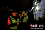 民警检查车辆安全情况。朱志庚 摄 - 江苏新闻网