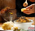 南京当地传统饭店以创新手法制作野菜佳肴深受欢迎。　秦淮人家供图 - 江苏新闻网