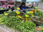 青翠“春色”早从野外乡间“蔓延”到城市里的超市菜场。　申冉 摄 - 江苏新闻网