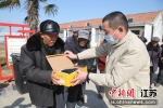 张海丰买了34双鞋子送给敬老院的老人们。王登甲 摄 - 江苏新闻网