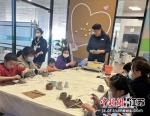 活动参与者在“创意小课堂”学习手工 图片作者：许韦国 - 江苏新闻网