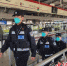 昆山警方在地铁站中巡逻。 - 江苏新闻网
