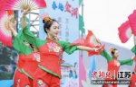 舞蹈演员舞动玄武湖畔。金湖县委宣传部供图 - 江苏新闻网