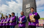 以和平之花紫金草命名的紫金草志愿服务队，成立至今已近三十年。　泱波 摄 - 江苏新闻网