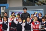 朱琳与热爱网球的小朋友合影 - 江苏新闻网